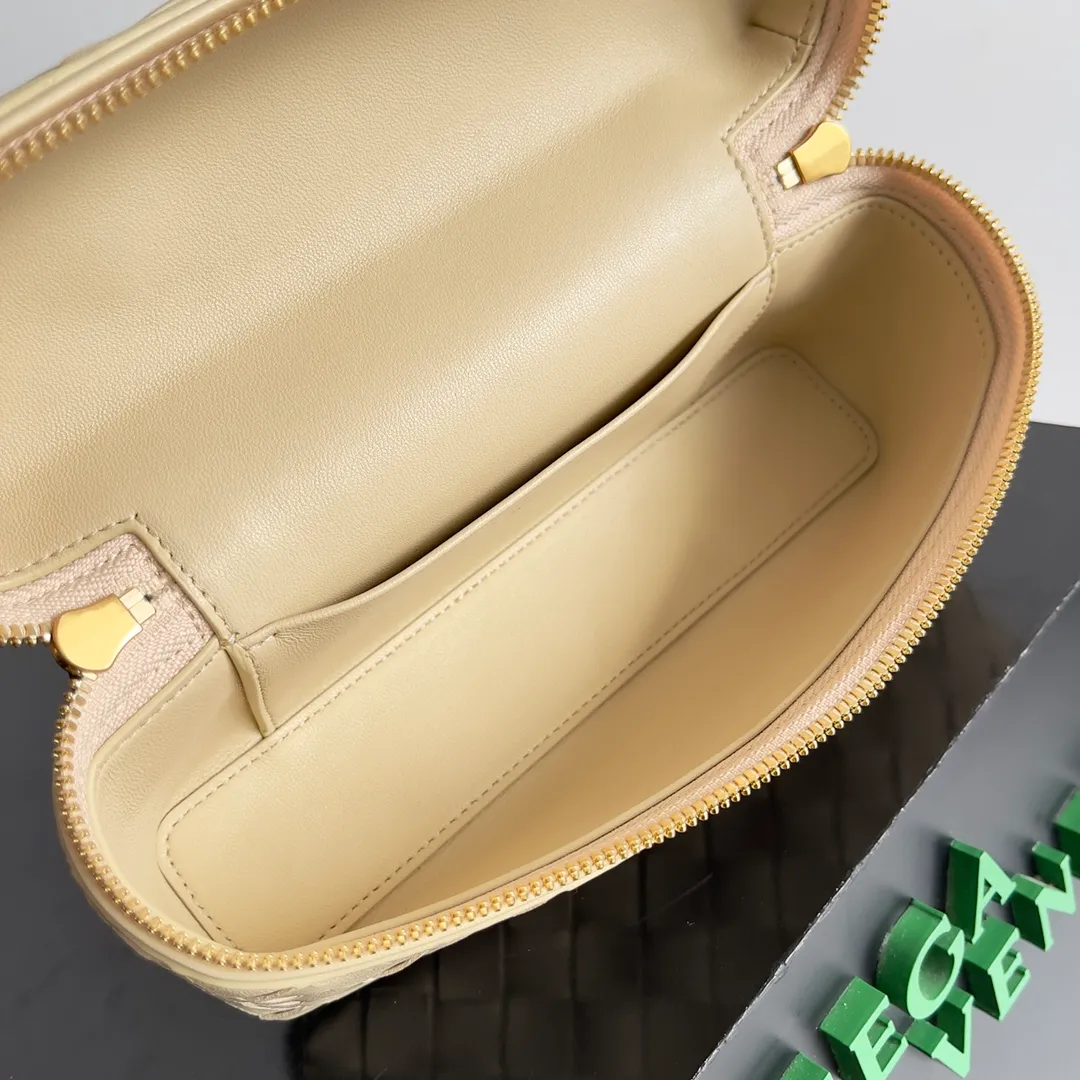 Batch 1360 Bottega Veneta 24 spring and summer woven zipper crossbody bag. A crossbody bag that can be used as a cosmetic bag. The exquisite weaving and compact body are an indispensable accessory for the upcoming summer. The double zipper also better protects the bag. It has a large capacity. If you like it, don’t miss it. Style number: 789109 Size: 22*12.5*5cm